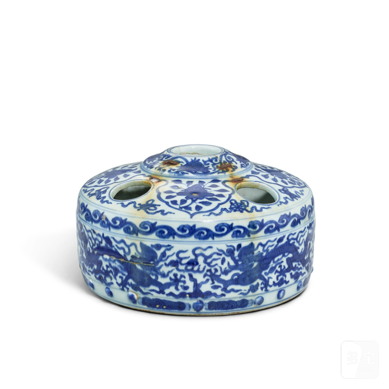 A blue and white 'dragon' stationery stand, Mark and period of Jiajing | 明嘉靖 青花花卉紋文具座 《大明嘉靖年製》款